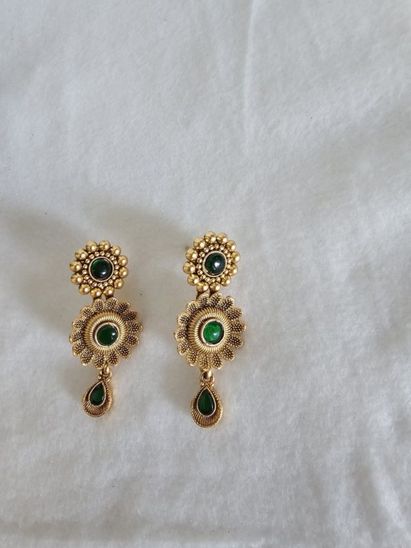 Lushkara Gold Haar with Emerald and Earring Set - Image 2